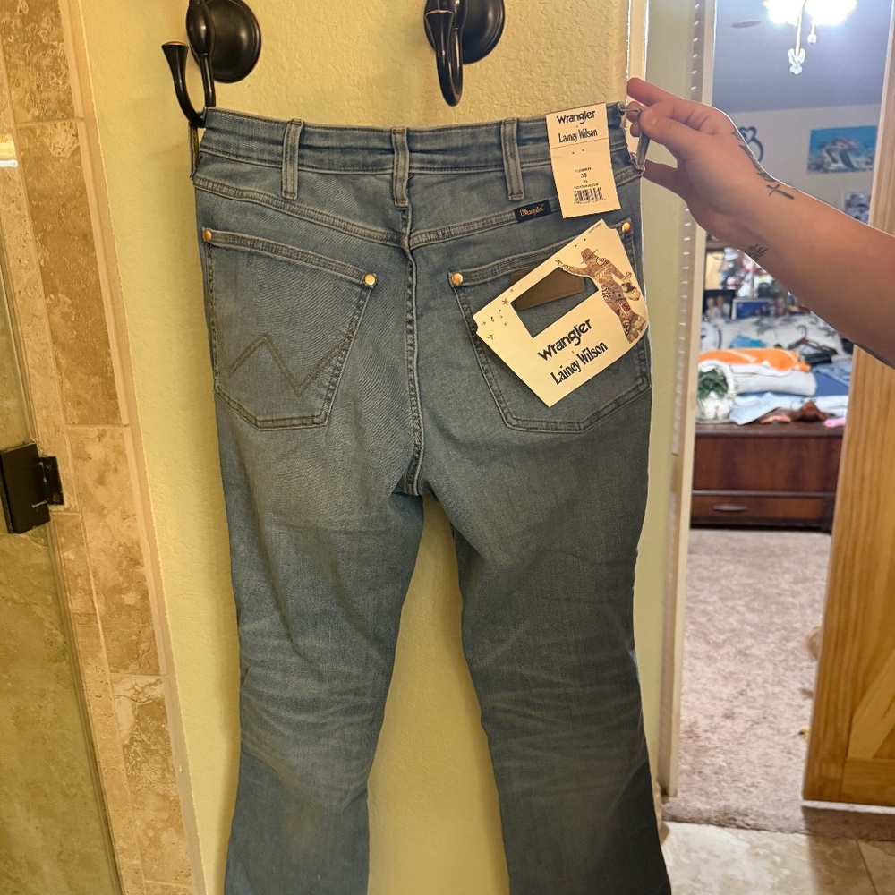 Lainey Wilson jeans